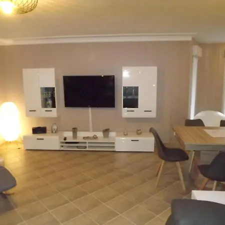 Großzügige Am Waldesrand Im Seenland * Lauta