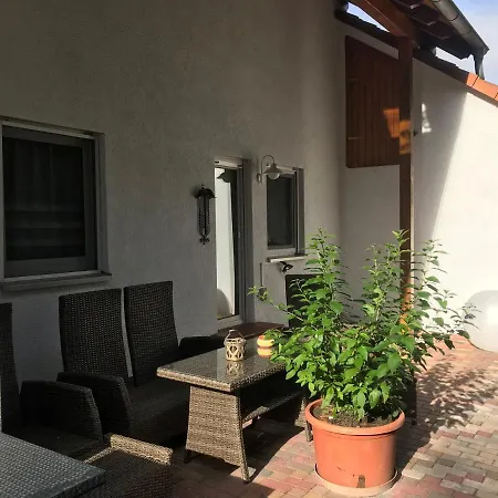 Großzügige Am Waldesrand Im Seenland Apartment