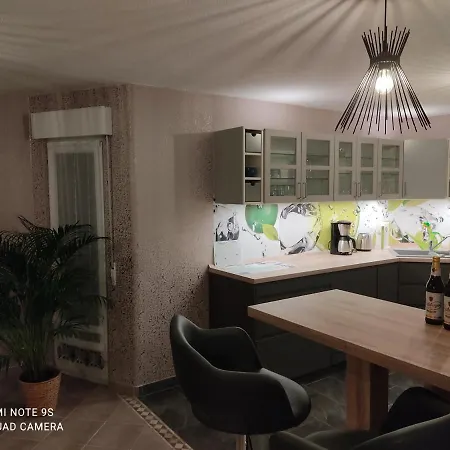 Großzügige Am Waldesrand Im Seenland Apartment