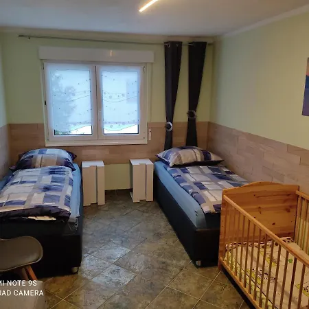 Großzügige Am Waldesrand Im Seenland Apartamento