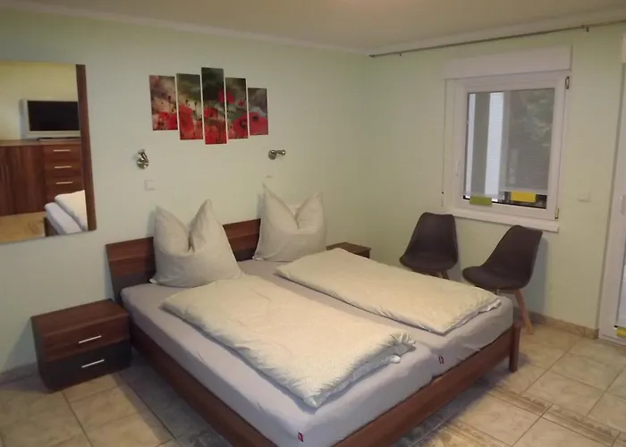 Grosszuegige Am Waldesrand Im Seenland *